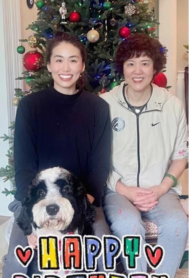 郎导|幸福!郎平61岁生日和女儿美国团聚,共进早餐有说有笑,牵爱犬散步