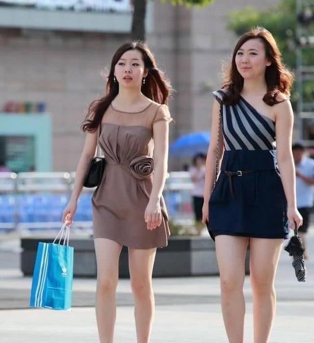 苗条|街拍美女两位时尚辣妈,一个丰腴,一个苗条,都很美