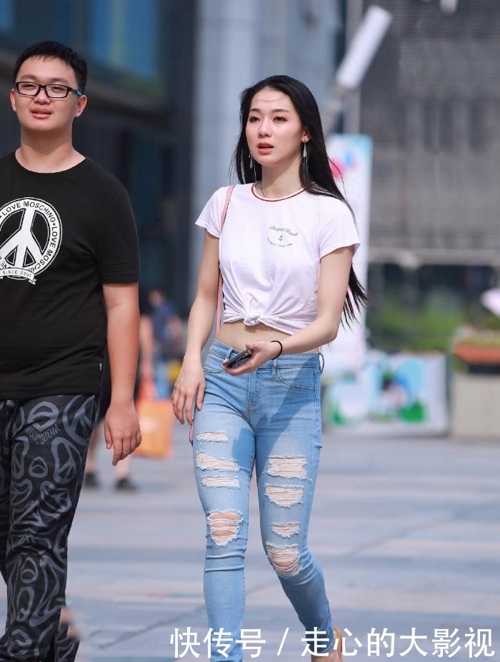 T恤|白色T恤搭配浅色牛仔裤,清纯靓丽