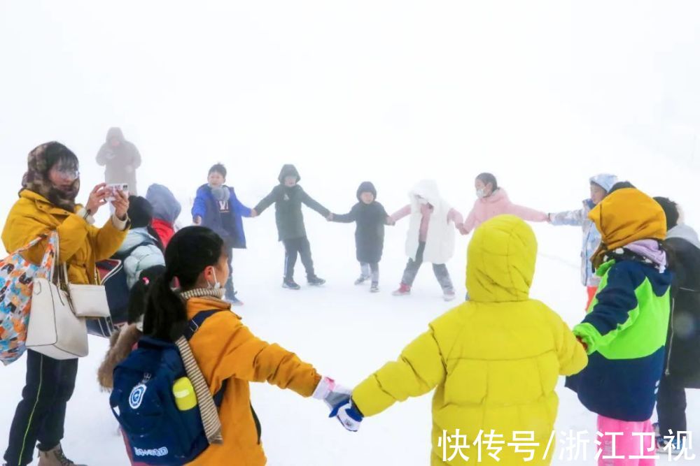 冰雪运动|冰雪为伴，热血正燃！《冰雪正当燃》“驭雪一日营”活动举行 蓝天下