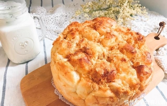 早餐给你安排好了,营养口感双面考虑,肉松面包真不错