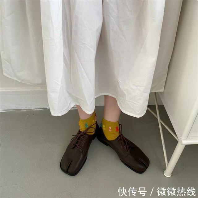 最近火了一对鞋子,它叫“猪蹄鞋”,比靴子好穿,比平底鞋更时髦