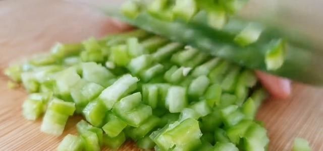 金针菇里面加3个鸡蛋，真的好吃，我家一周能吃3回，美味又营养