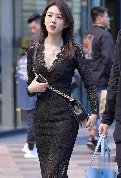 蕾丝 身穿蕾丝连衣裙的小姐姐,搭配显女人的S型身材!