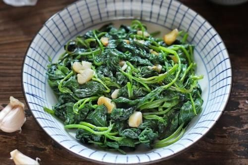 炒红薯叶,有人直接炒,有人先焯水,牢记1窍门,香嫩爽脆不发黑