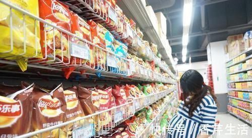 孕妇|“只是碰了一下,有啥关系”7岁男孩猛撞孕妇被打,网友活该