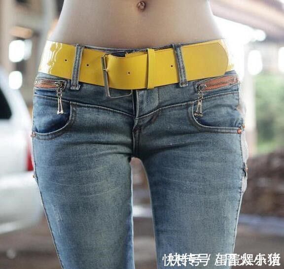 紧身衣 牛仔裤凸显出大方得体的气质美感,女人味十足