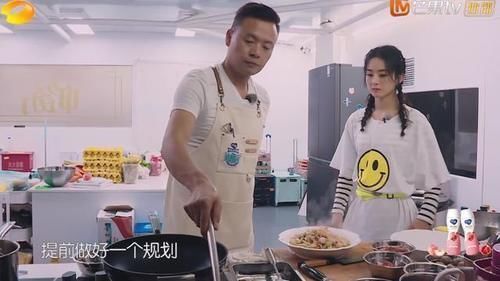 房间 赵丽颖嫌大厨墨迹,生气回房间,小声嘟囔却被录下来真不敢相信