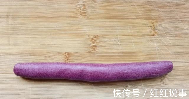 中秋来点不一样的，五彩月饼颜值高，酥软不腻味道好！