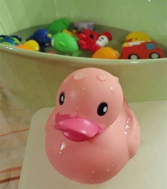 二郎腿|“最有范儿宝宝”火了,洗澡的时候翘着二郎腿,从容等待妈妈伺候