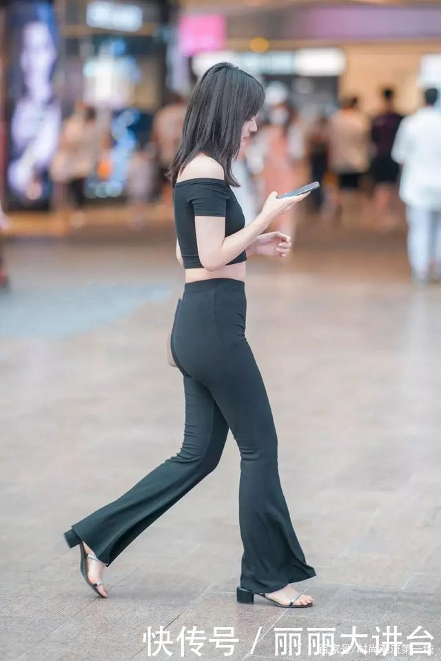谁还没穿过小黑裤但以这样的方式出现,展现了小女人的一面!