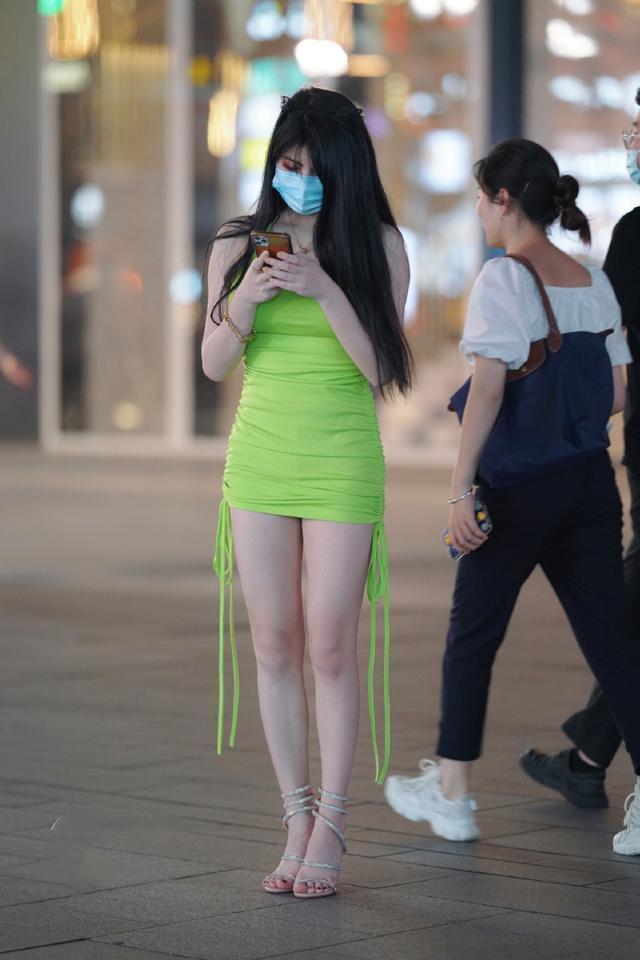 时尚感 30岁的女人,穿紧身裙是真的美,气质优雅迷人,时尚感让人羡慕