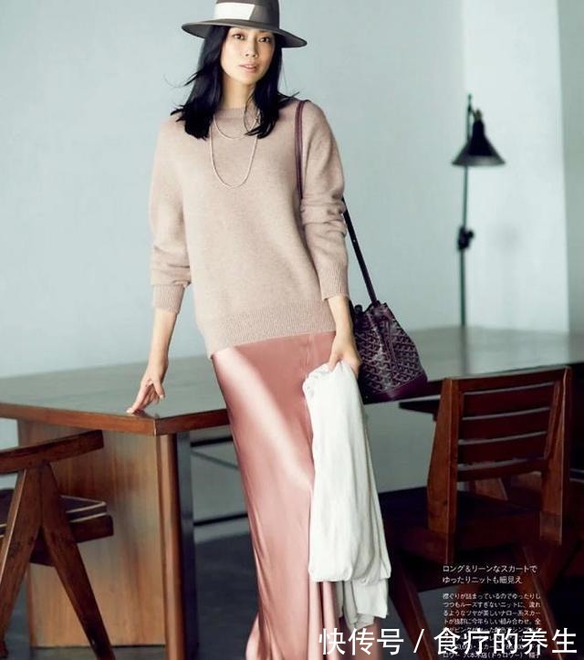 深色 优雅显气质的搭配针织衫+半裙,三四十岁女人这样穿好美!