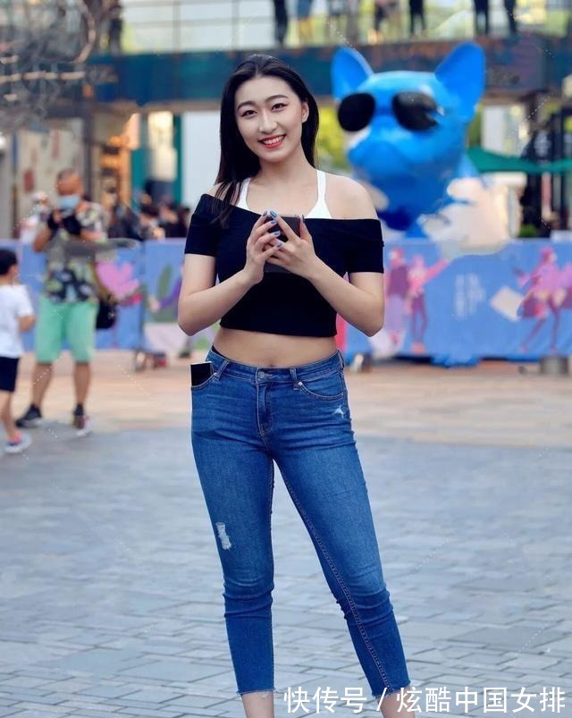 美女|身材修长的蓝色牛仔裤美女，版型风格精致轻柔，会怎样