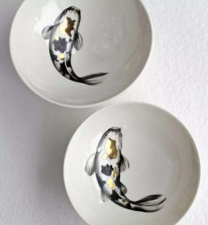 陶罐|印度女孩在白陶罐上画出逼真游鱼,网友评论似在水中游