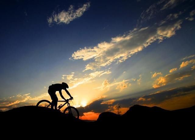 旅途@四首诗词,讲述一段旅途春江万里月明夜,樽酒只身花落时