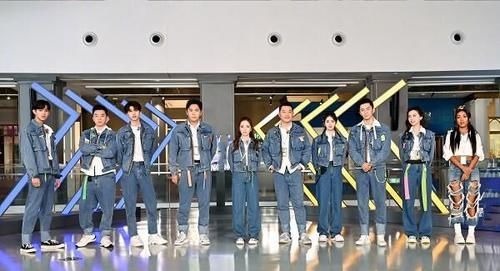 有种“团结”叫跑男成员都穿牛仔裤,就不告诉吉克隽逸,就是玩儿