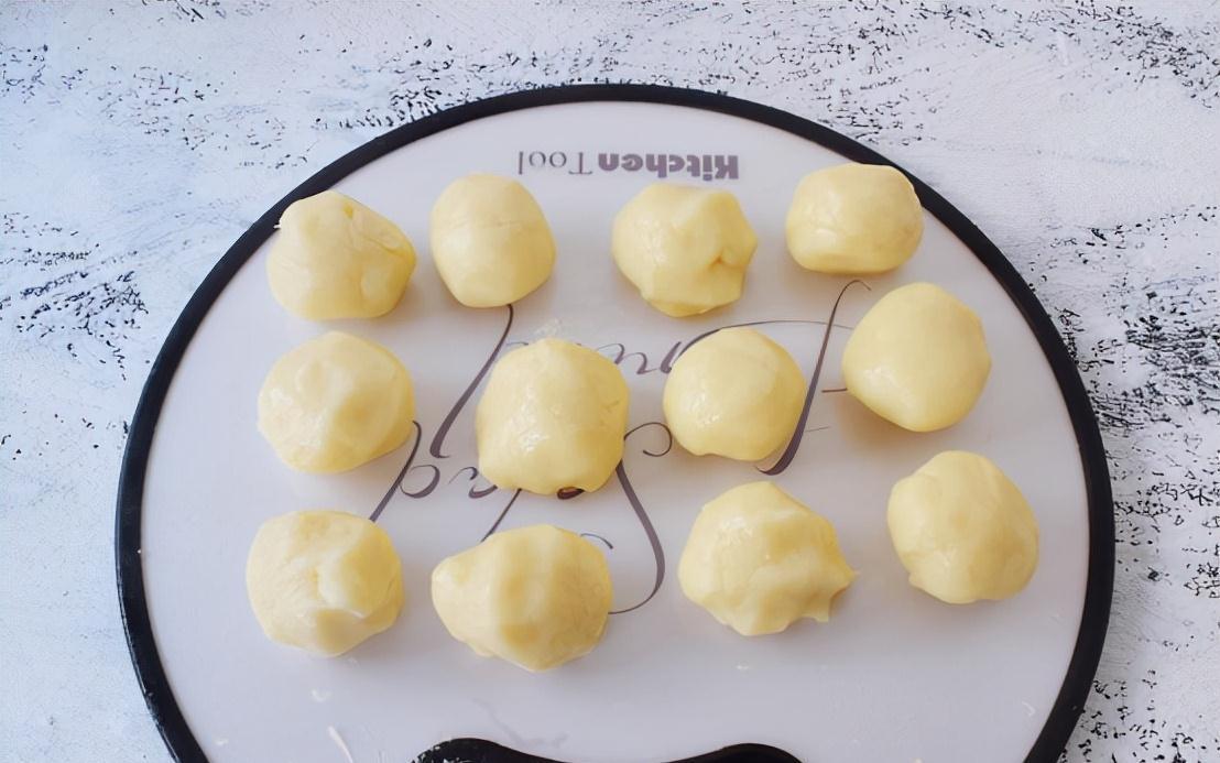 1碗糯米粉加上半勺红糖,做一份好吃解馋的小吃,软糯好吃