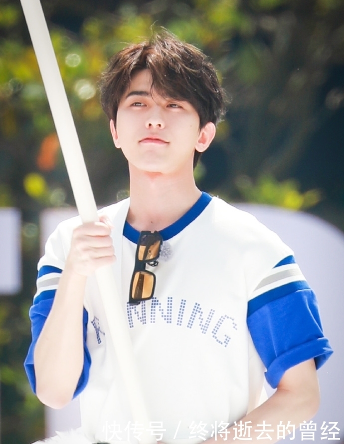 蔡徐坤今日《奔跑吧》路透来袭 运动会上的小小扛旗手甜度爆表可爱炸裂!