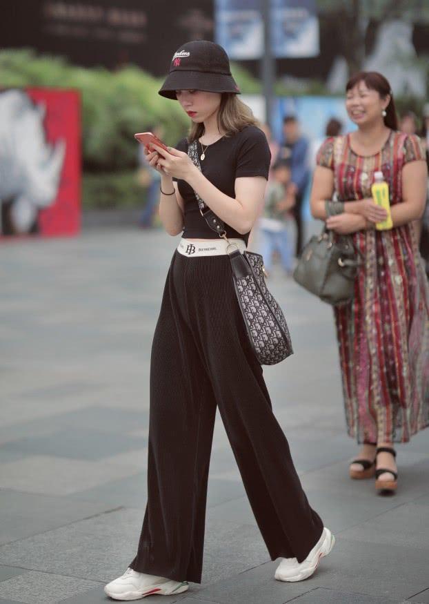 深灰色|街拍小姐姐外搭黑色休闲T恤配上深灰色牛仔热裤,少女感十足