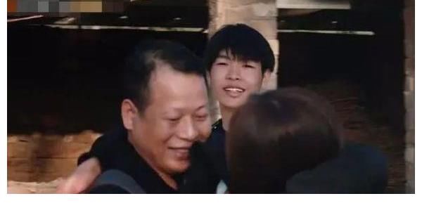 《變形計》史上最壕主人公：衣服全程打馬賽克，貧窮限制我們想象這是為何？