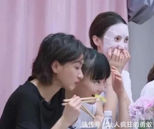 明星错位照肖战穿毛裤,何炅长出尾巴,看到周震南不解释下!