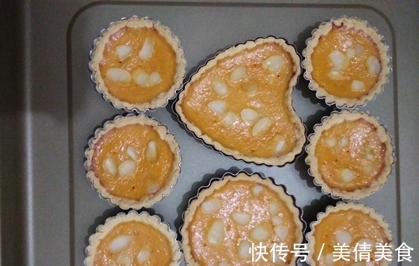 瓜瓣儿|南瓜别再煮粥，教你一种新吃法，比南瓜饼还要香，上桌都抢着吃！