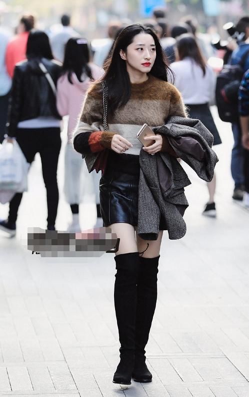 她款款走来，大衣和阔腿裤搭配在一起，简约舒适尽显洒脱气质