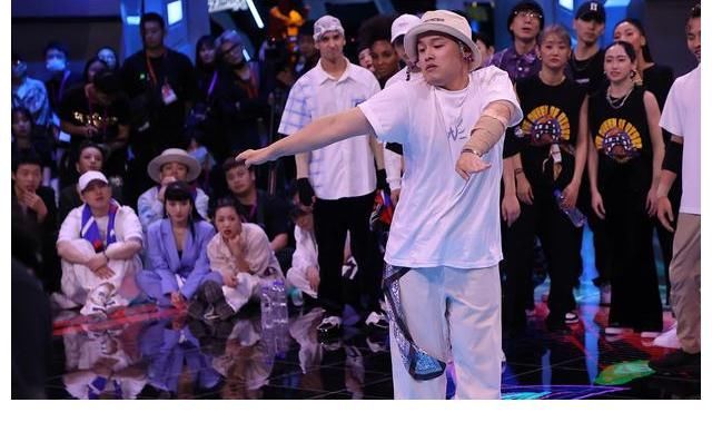 三季|《街舞4》中他是參加三季的“元老成員”，新一季卻又選擇新隊長
