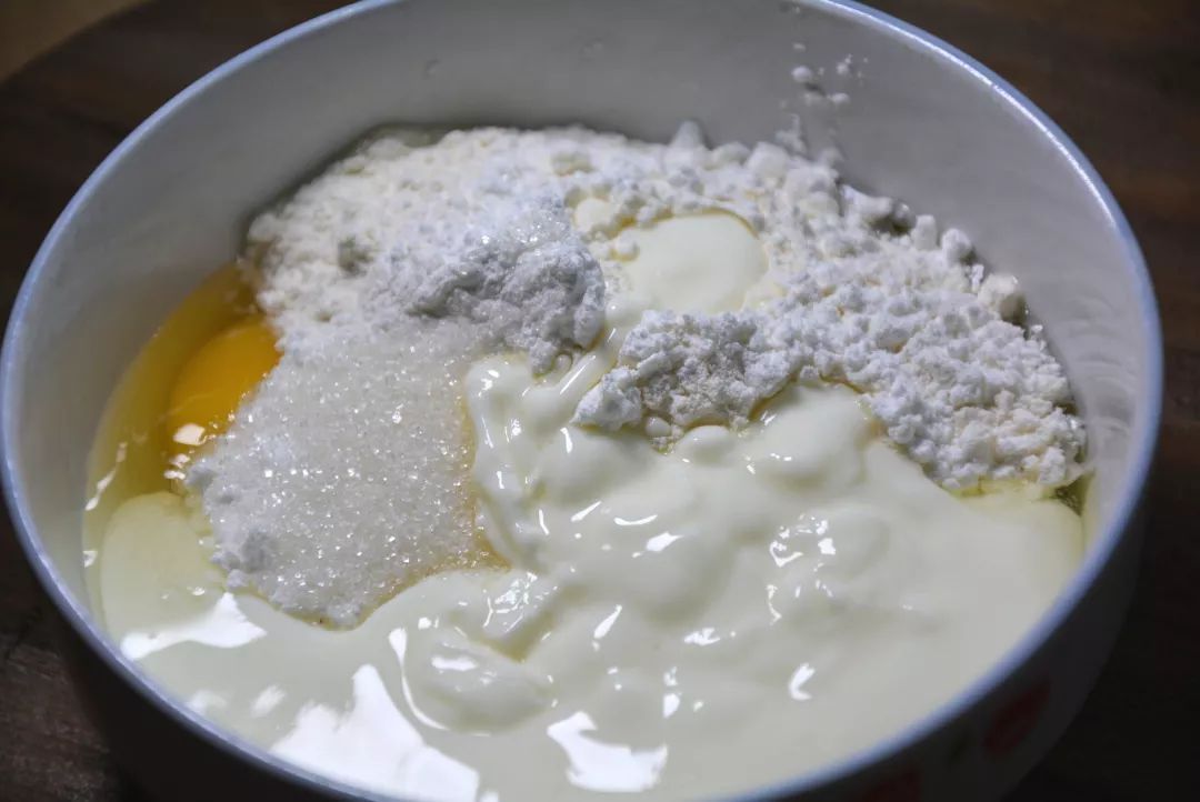 酸奶|一盒酸奶，两个鸡蛋就搞定的蒸蛋糕