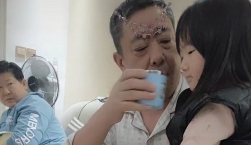 贵妇|“贵妇爷爷”哄娃吃药药火了,大概是全网“最洋气”的爷爷