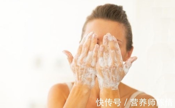 肌肤|洗脸水里加点盐,坚持一段时间,会收获哪些好处?