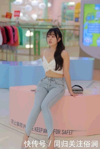 微胖姑娘吊带背心搭配牛仔长裤,笑起来让人感觉比吃“糖”还要甜