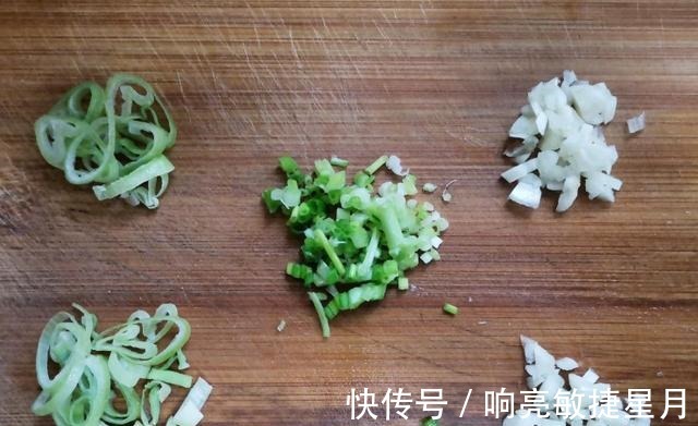 娃娃菜|油豆腐和娃娃菜一起做，家常美味，简单炒制即是美味！