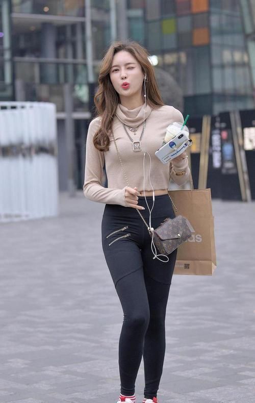 紧身裤拉链太多没用时髦美女不服气说这是有钱人的表现