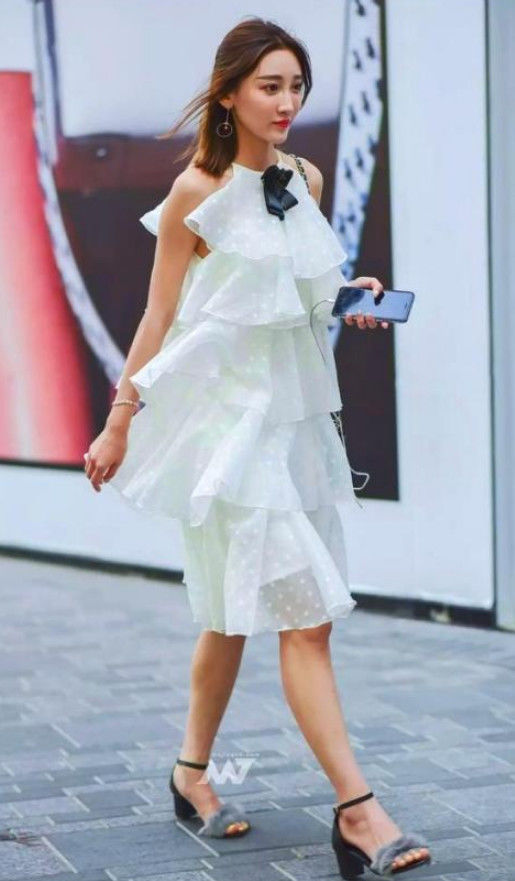 街拍身材苗条的美女,一身休闲的穿搭,秀气又端庄