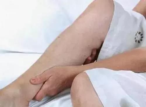 长时间|腿脚抽筋可不是缺钙那么简单，还可能跟这几个因素有关！