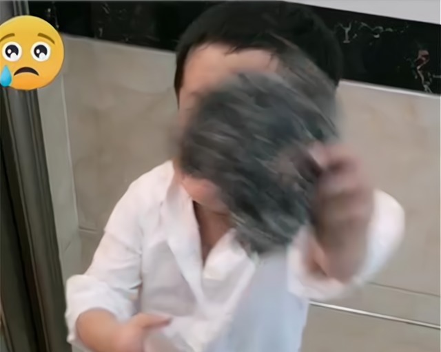 朋友之间|萌娃帮爸爸搓澡遭拒绝,亮出手中“工具”后,宝妈忍不住同情丈夫