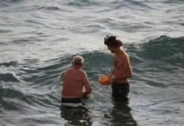 生娃|“最强产妇”火了,3人去海里游泳上岸变4人:顺便把孩子生了