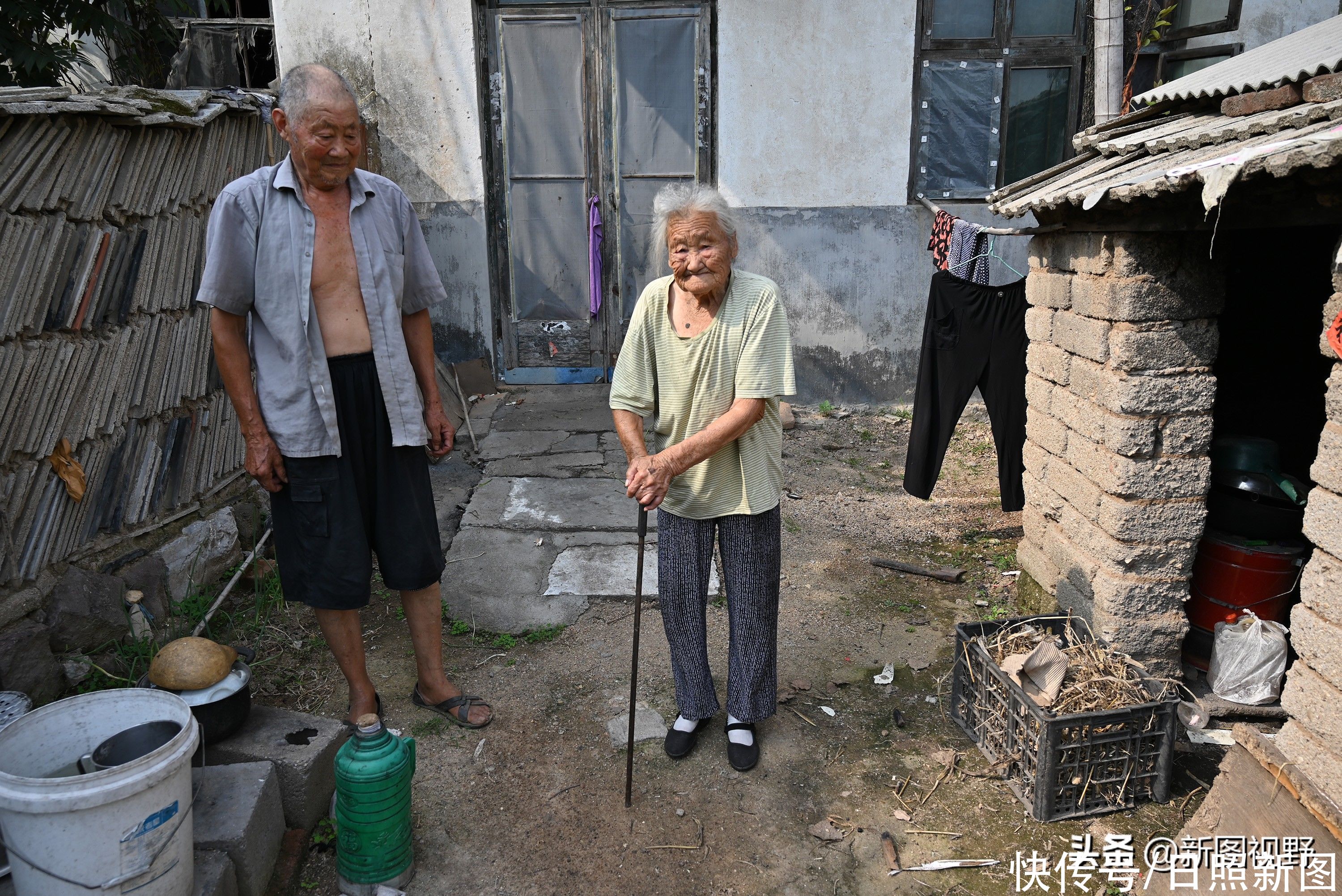 奶奶|100岁老人，每天都吃鸡蛋和大蒜，最爱逛街遛弯，长寿经验很简单