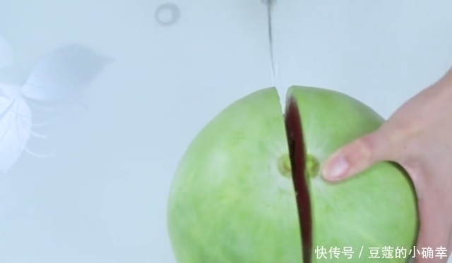 发现|靓妹用7块钱买了一个西瓜,一刀劈开那一刻,发现被坑了