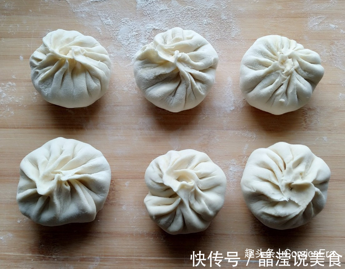 胡萝卜香菇馅饼，颜色金黄，咬一口味道鲜美，香味扑鼻