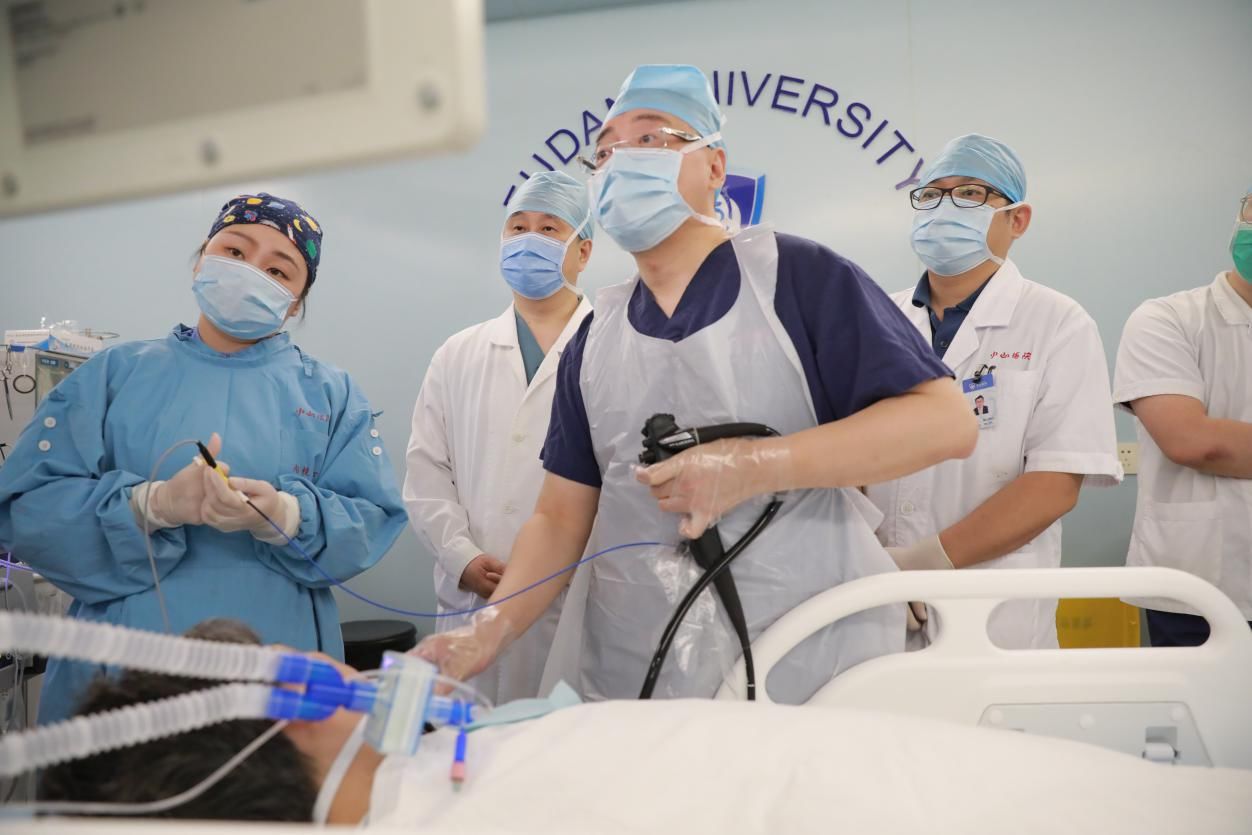 中山医院|15厘米“舌头怪”困扰70岁阿婆近10年，中山医院高超内镜术“钓”出肿瘤