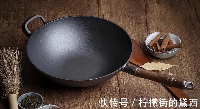 厨房油渍太多难清洁,简单一招,油污轻松擦干净,省时省力