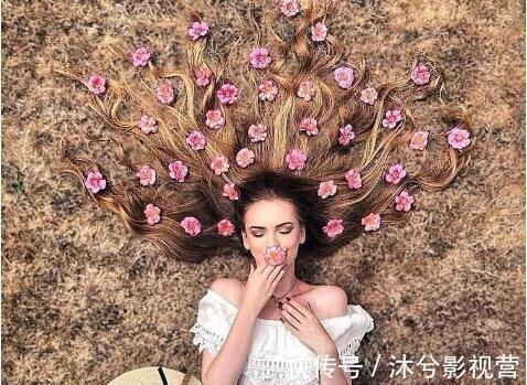 新娘|糖果新娘拍婚纱照,用不到五毛钱的花点缀头发,成片堪比国际大片