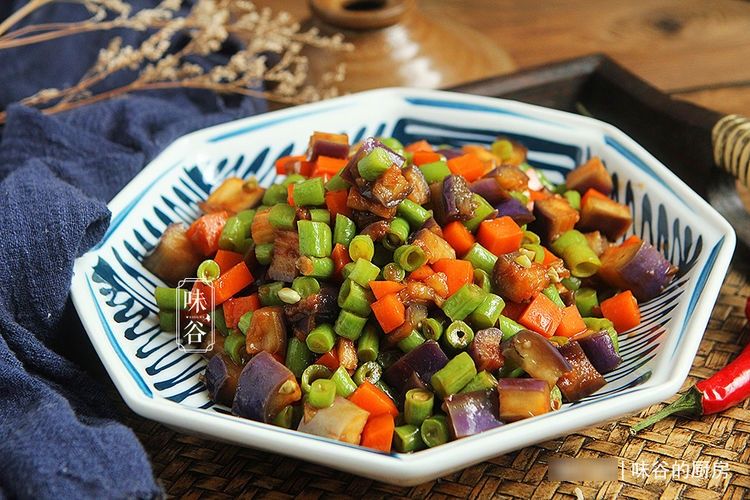 维生素p|炒茄子时，别直接下锅炒，多加这一步，茄子不油不发黑，下饭入味