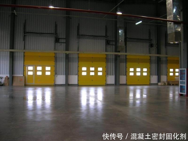 地坪|老化的金刚砂地坪怎样用混凝土固化剂翻新呢?