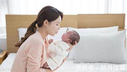 宝爸|女儿抬脚给爸爸闻,宝爸立刻假装被熏倒,宝宝之后的举动笑翻网友