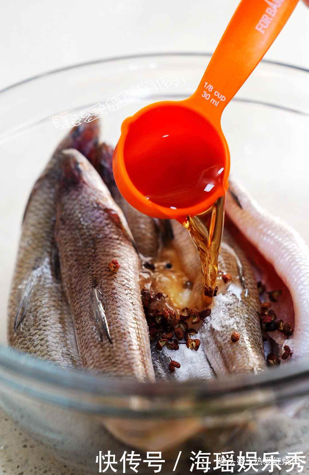  干炸鱼用淀粉还是面粉效果都不如这粉好，外表更酥脆凉了也好吃