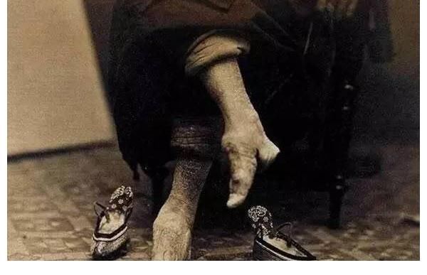 汉文化 穿上高跟鞋瞬间高20厘米,古代也有“恨天高”?你知道古代的高跟鞋是怎么样的吗 ?